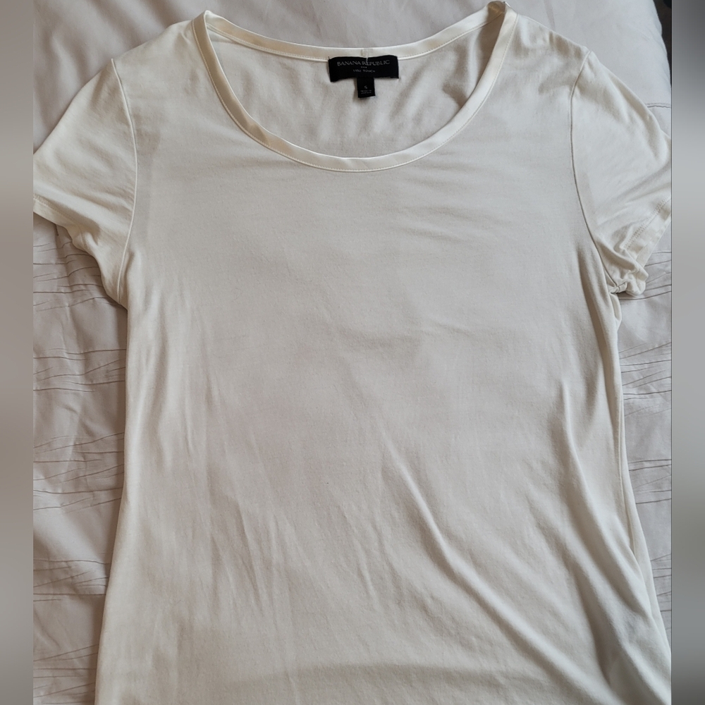Banana Republic Luxe Touch Crew Neck Shirt 🩷 - Picture 2 of 2
